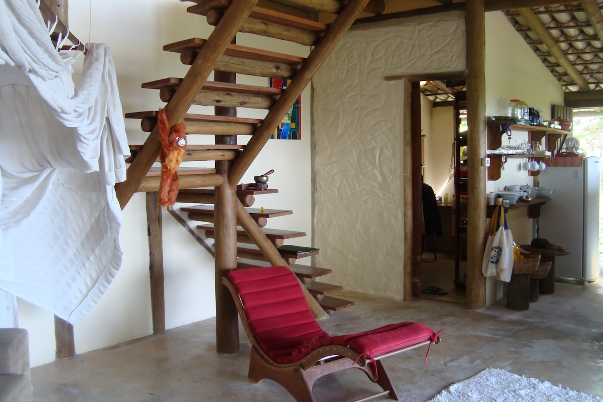 Საკმარისი მისაღები ოთახი უნიტაზით/საშხაპითა და სამზარეულოთი. 