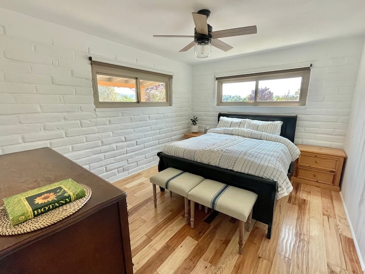 Cómodo dormitorio queen con ventilador de techo