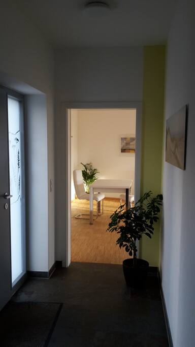 Flur mit separatem Wohnungseingang (Blick von Küchenzeile Richtung Essbereich)