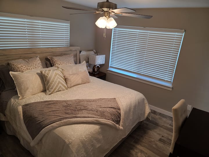 غرفة النوم الرئيسية من القاعة