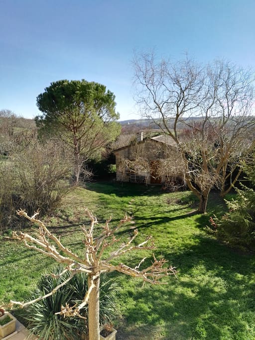 Le jardin avec le four à pain