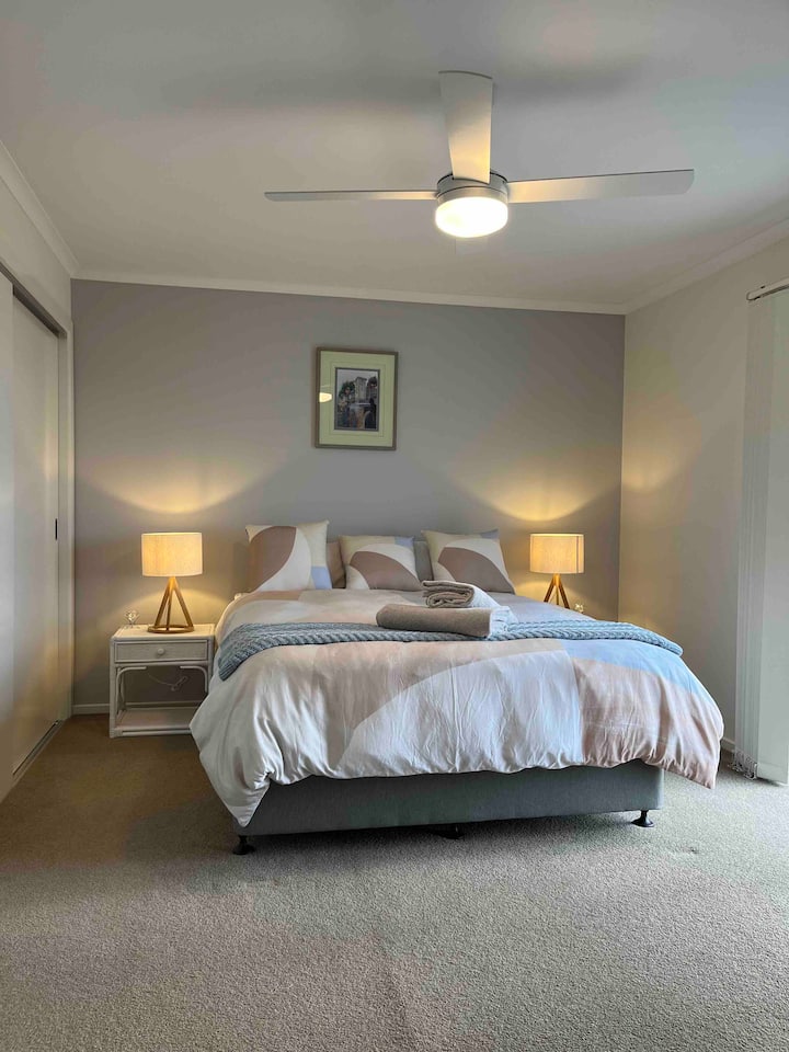 Dhomë gjumi me madhësi mbretëreshe me pamje nga deti 