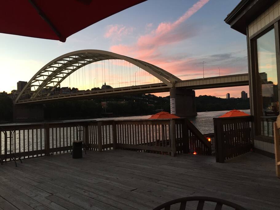 Over looking Newport levee walking distance 14 minutes