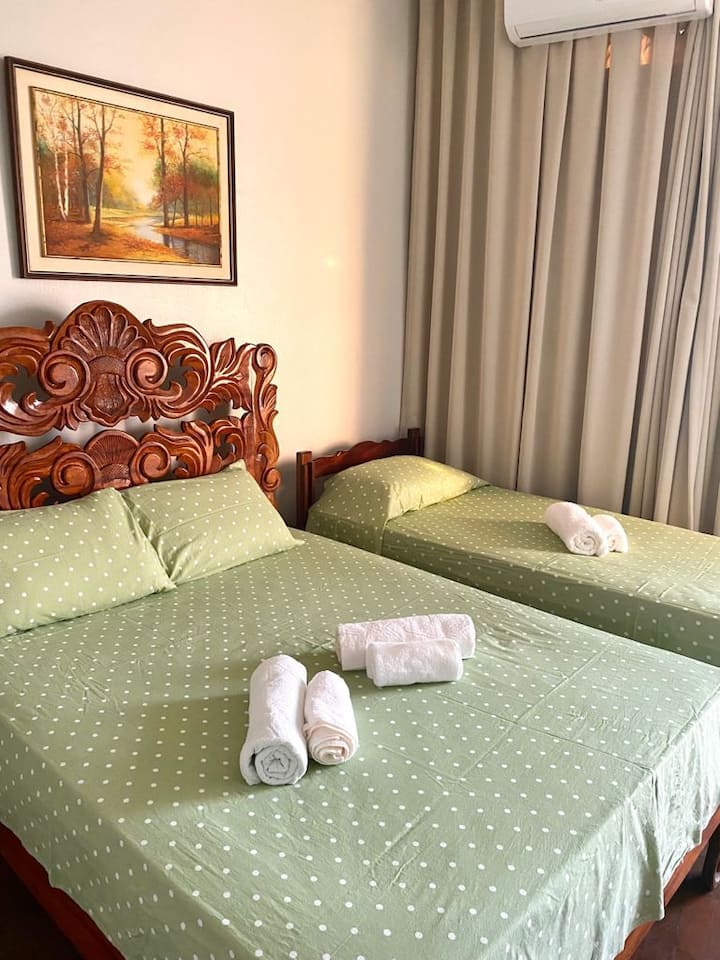 2号卧室配有双人床和单人床、梳妆台、衣柜、前阳台（通往河边的方向）