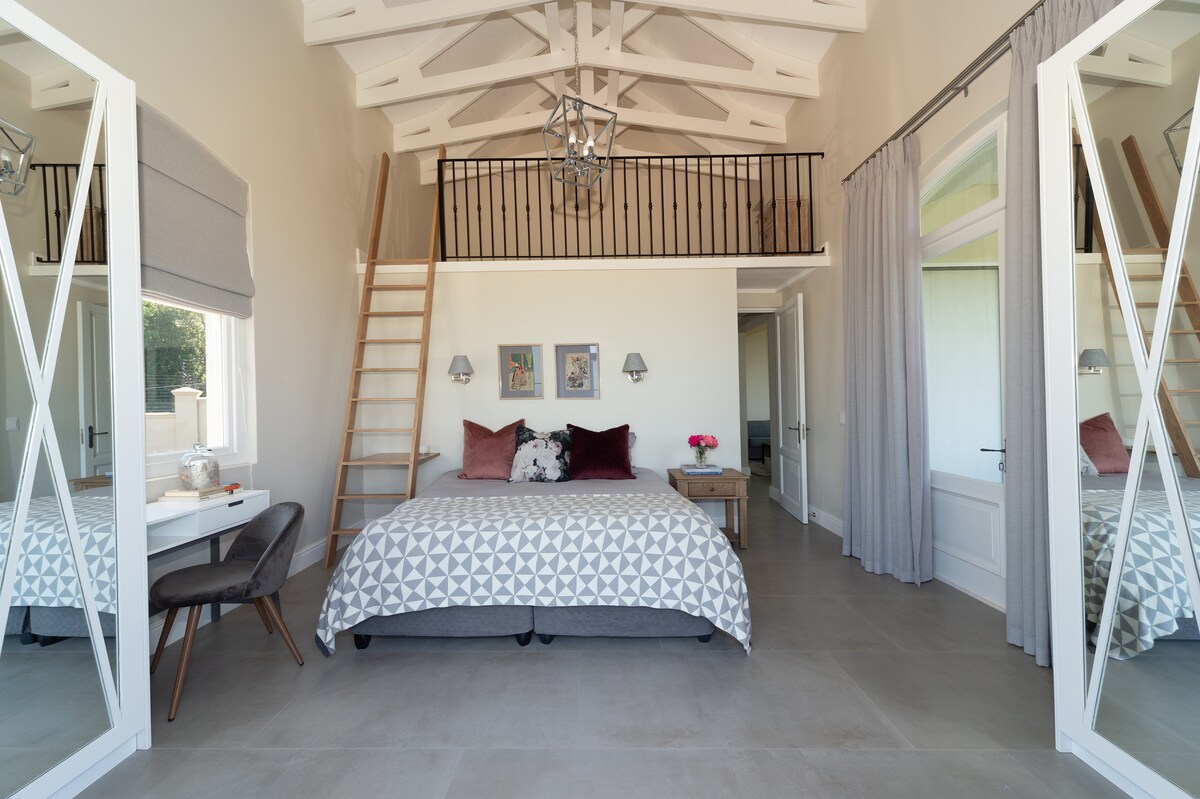 Спалната соба 1 (главната спална соба) е конфигурирана за семејно живеење на две нивоа. На приземјето, два единечни кревета се поставени во брачен формат. Поткровјето има двоен кревет за деца или тинејџери. Соба погодна за 2 возрасни лица и 2 тинејџери или деца!