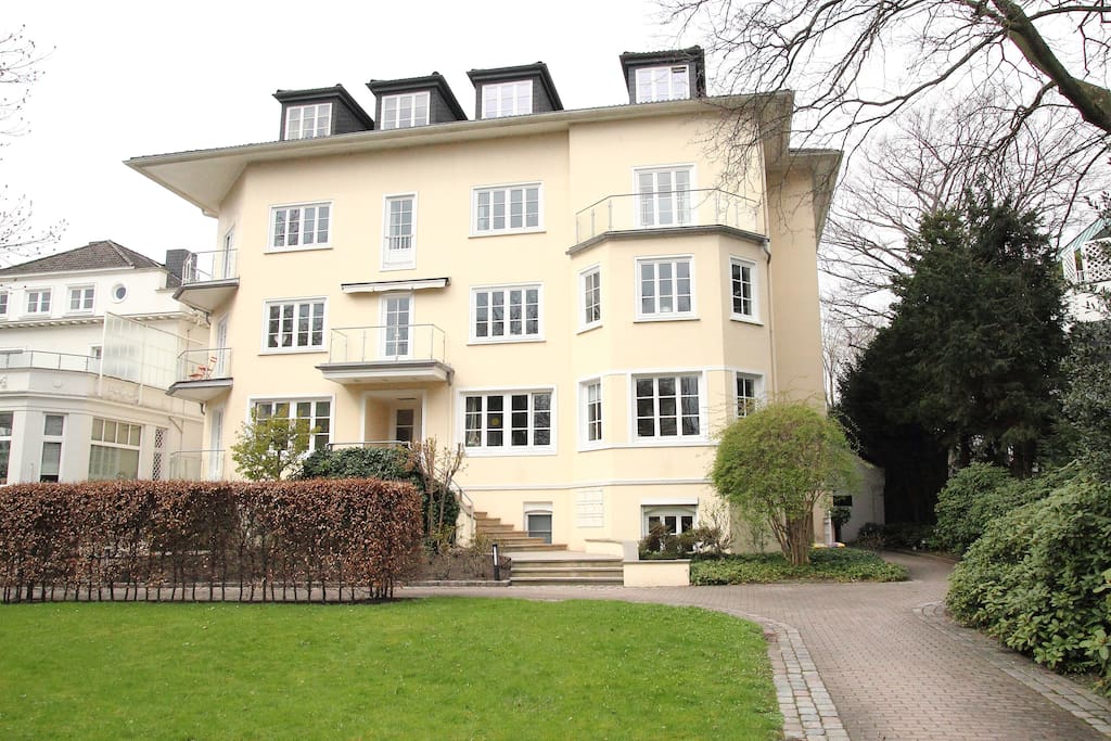 Schönes Gebäude, großer Vorgarten