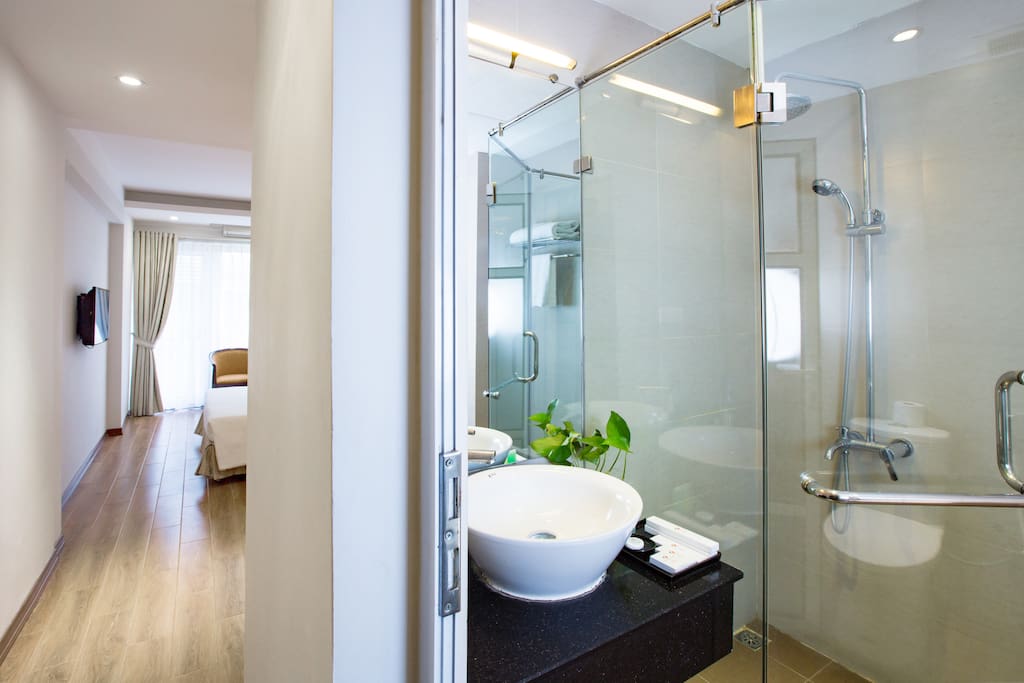 Clear and clean bathroom