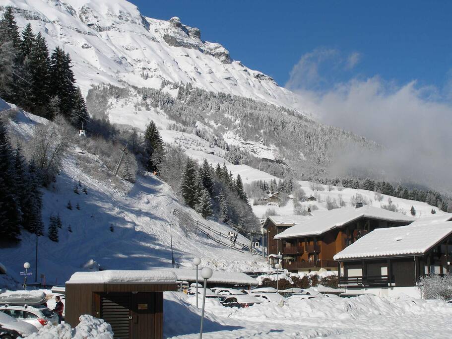 Vue du balcon sur la montagne et les remontées