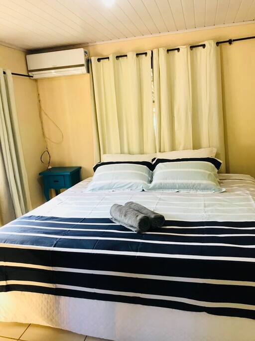dormitório 1 com banheiro e ar condicionado, cama queen