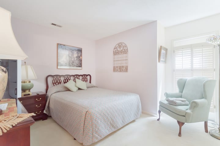 这间客房配有标准双人床、电视和椅子。您可以使用全套衣柜和多个梳妆台作为储物选择。 这间卧室（照片中的椅子后面）可通往后甲板：一个带栅栏的起居区。 除了这里的露台外，如果您决定邀请他人，这里还有许多座位选择。 