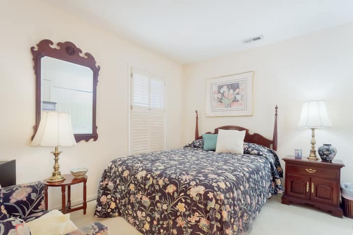 这是第二间卧室，配备一张标准双人床、一把椅子和一个全尺寸衣柜。这里还有立式梳妆台和床头柜，可供存放。