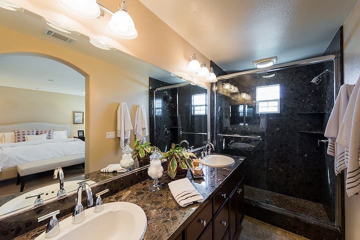 Luxury Townhouse MV 3BR/4BA gallery image 2