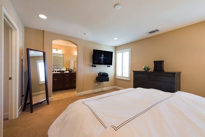 Luxury Townhouse MV 3BR/4BA gallery image 3