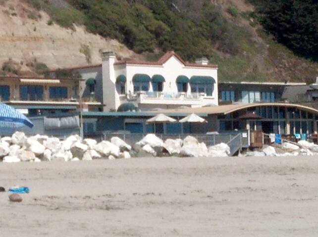 Panoramic Ocean Views – Across Street from Beach gallery image 2