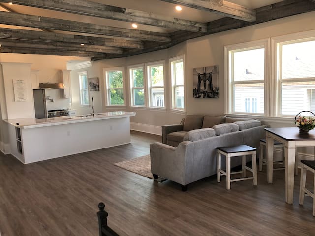 Penthouse Walking Distance to St Charles streetcar