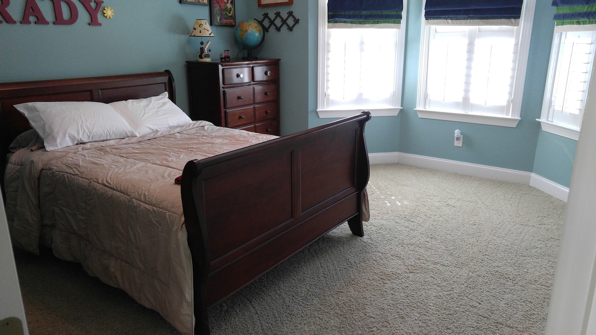 Vizitori në katin e sipërm BR me banjë të plotë - Queen