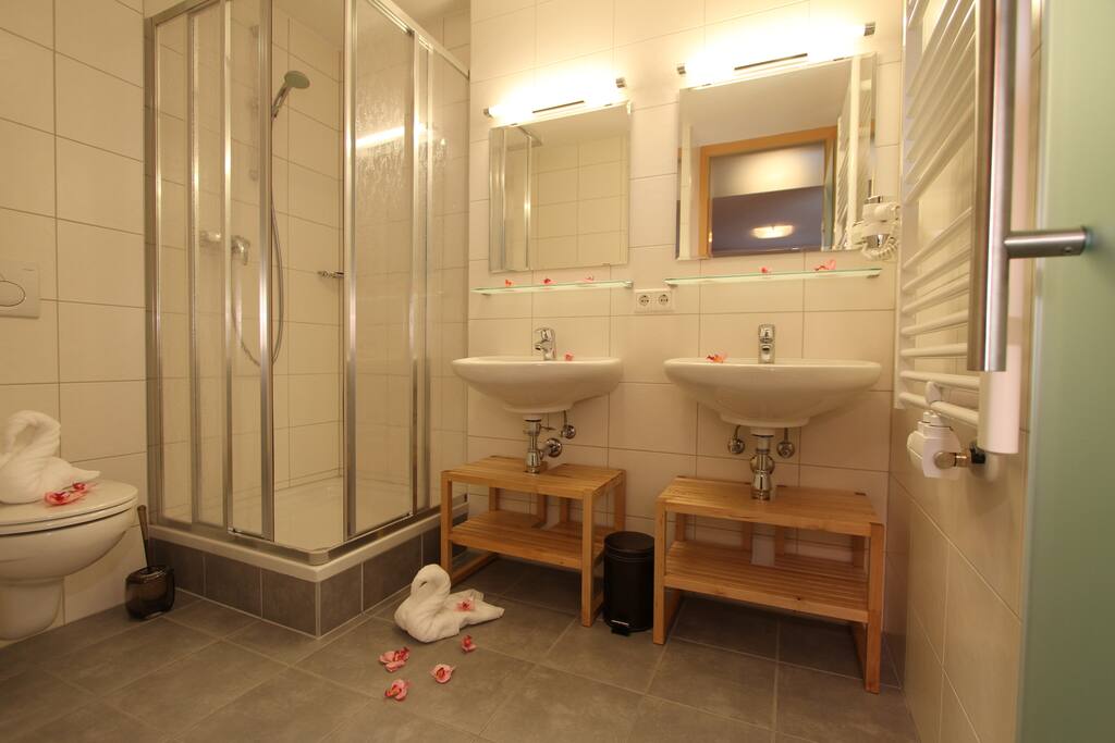 Bad mit Dusche und WC