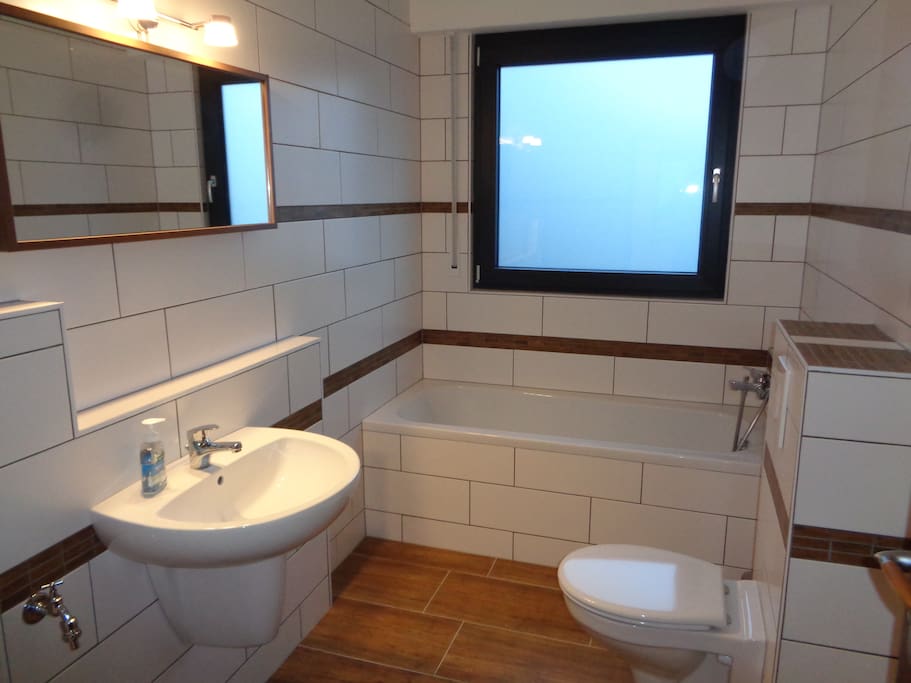 Tageslichtbad mit Wanne