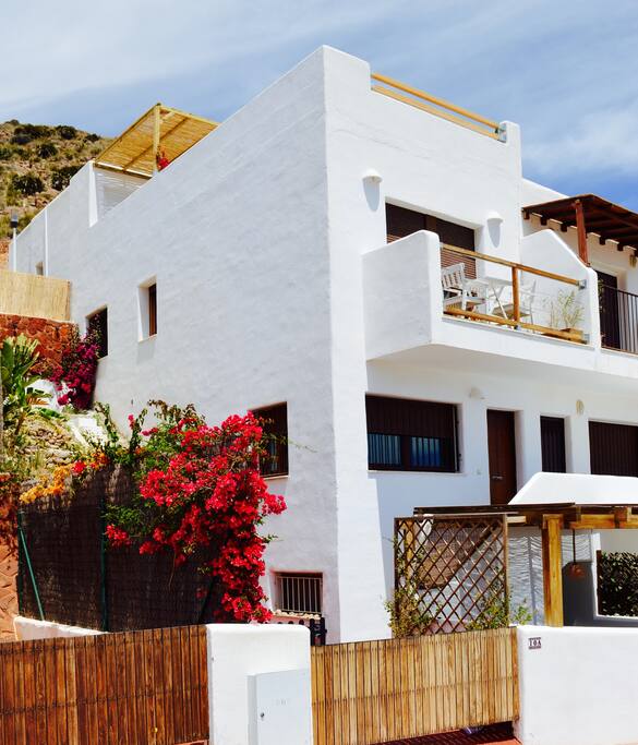 SEMIDETACHED BEACH HOUSE