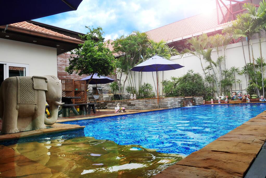 The private two swimming pools surround the room, making people seem to live on sapphires.