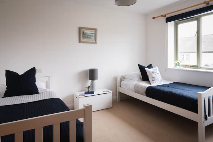 The twin bedroom with use of the family bathroom.