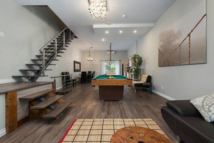 Spacious townhouse with rooftop deck 4BR near DT gallery image 4