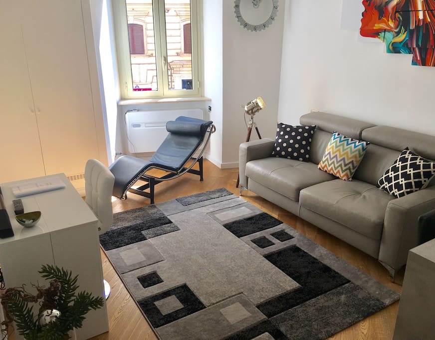 Luminoso salone con TV e divano letto - Shiny living room with TV and sofa bed