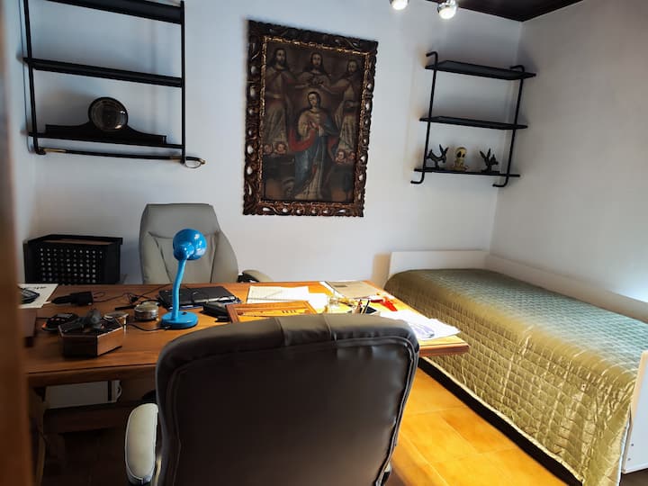 Oficina en casa con internet y cama individual