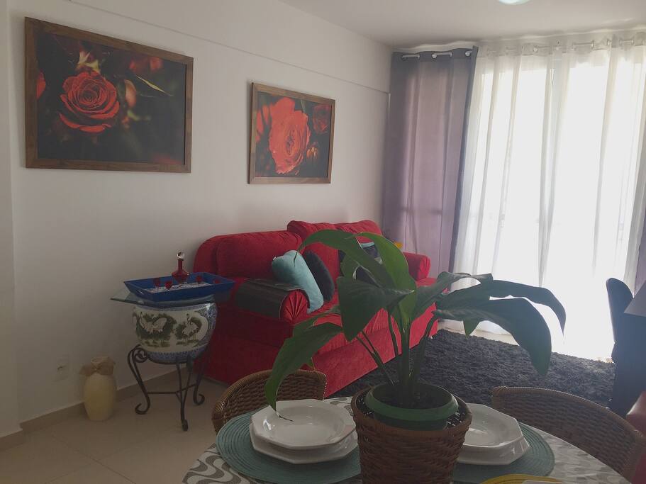 sala com tv a cabo e Wifi