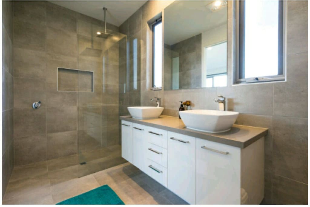 Ensuite bathroom off master bedroom