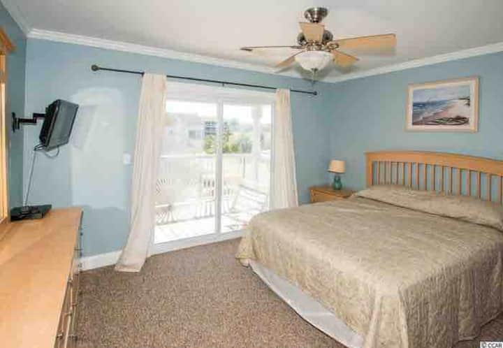 Queensize bed met schuifregelaar naar dek