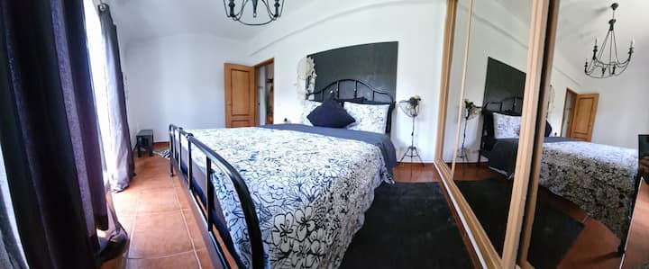 Შავი და თეთრი ორადგილიანი საძინებელი (პირველ სართულზე)

 Შავი და თეთრი ორადგილიანი საძინებელი
(იატაკის დანარჩენი ნაწილი)