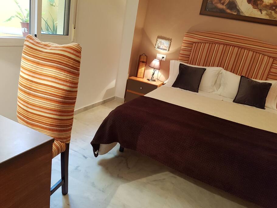 Dormitorio amplio con ropero y mesa para ordenador
