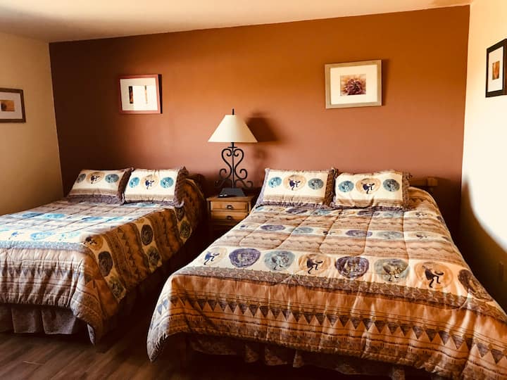 La suite de invitados tiene dos camas tamaño queen