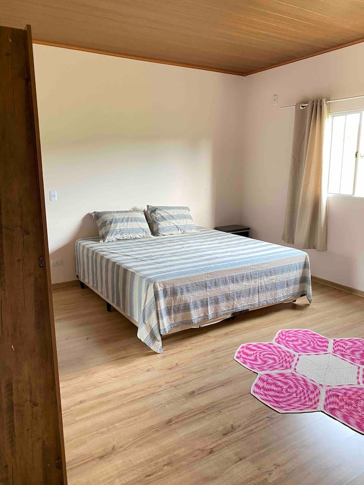 חדר גדול יותר עם מיטת קינג סייז