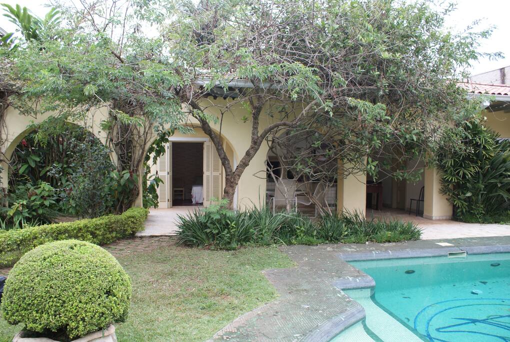 Vista com o canto da piscina