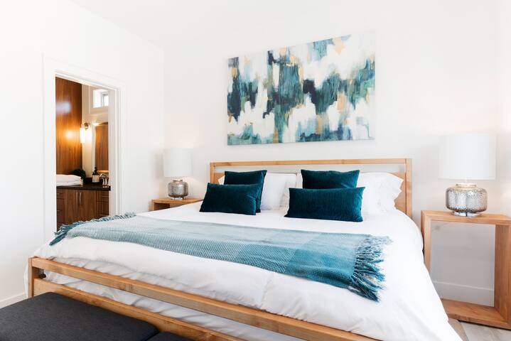 Spotless Modern Steps from the Best Shops and Restaurants. gallery image 4