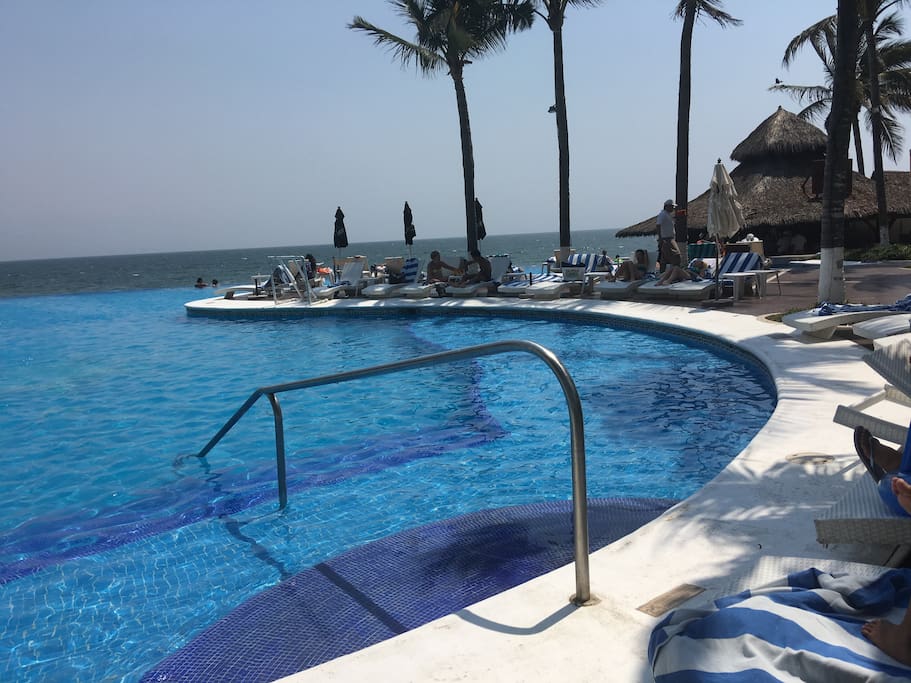 Your Infinity pool w swim up bar