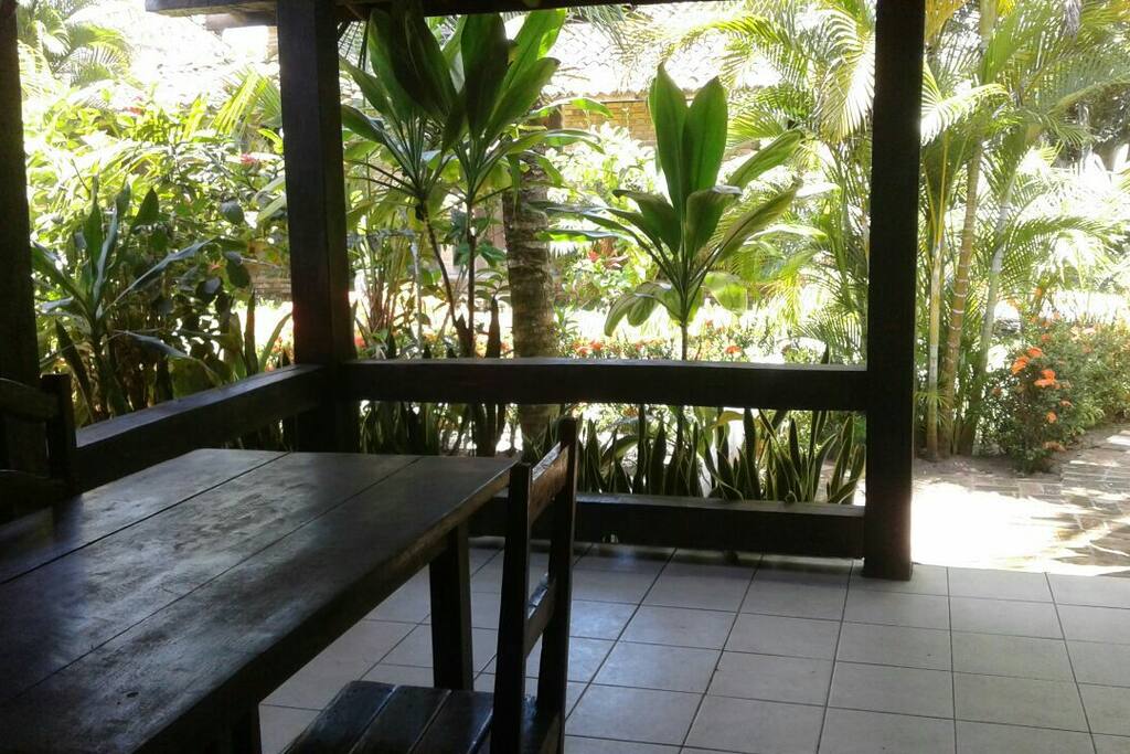 varanda com mesa e cadeiras