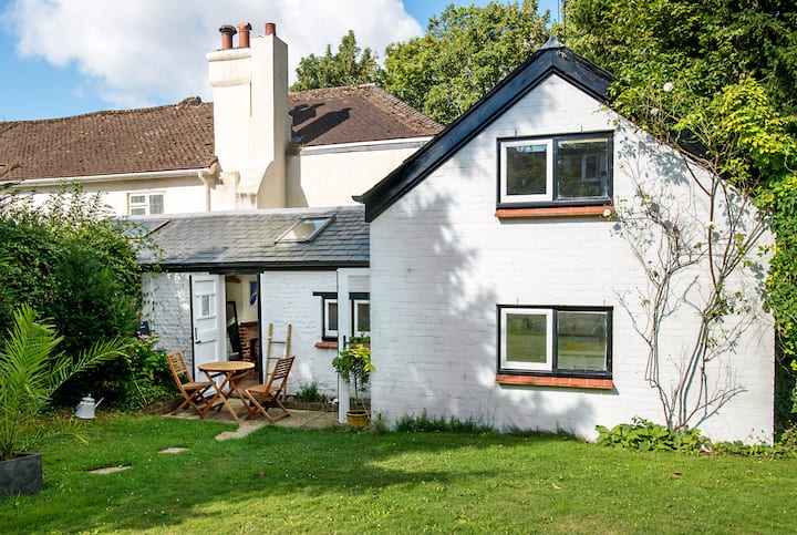 Unique Retreat Cottage (Free Off Street Parking)