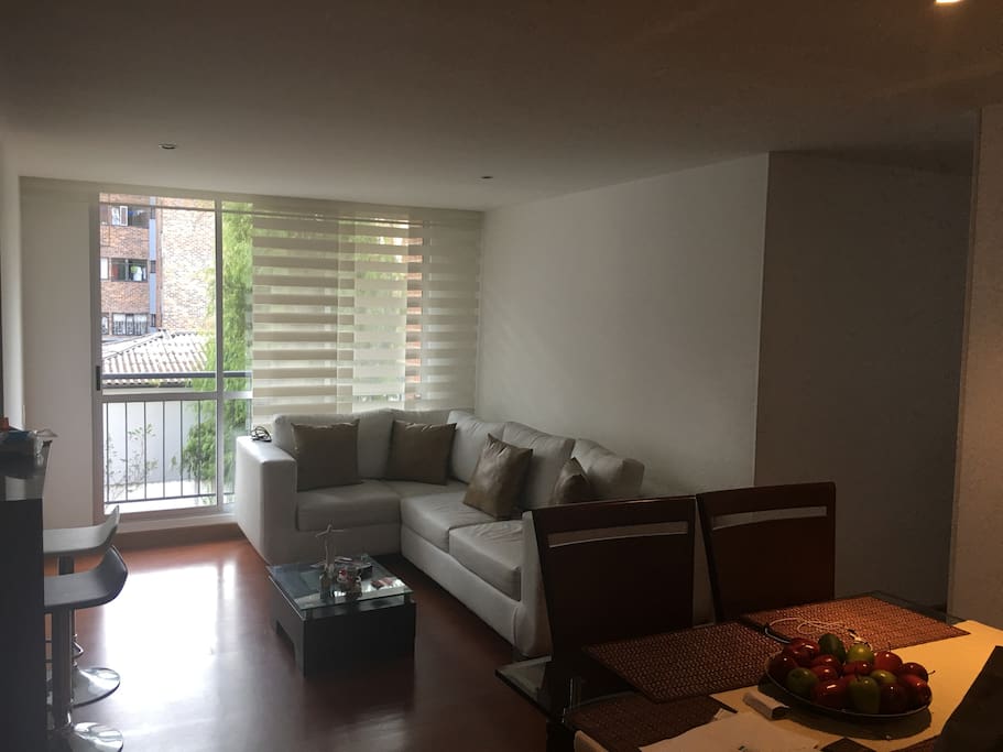Sala amoblada con comedor y una excelente vista