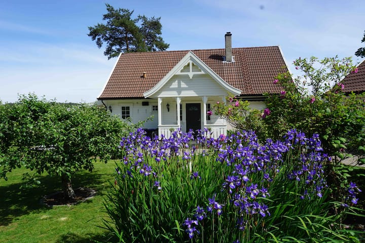 Stort Hus Med Nydelig Utsikt Og Uteområde. - Flekkefjord