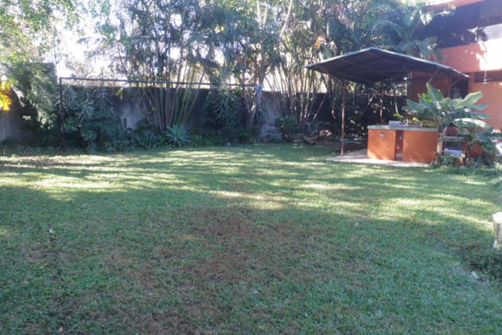 Hay un área de picnic