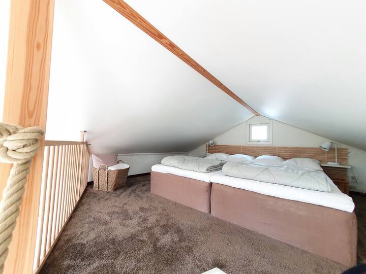 På sovloftet finns en dubbelsäng och litet vädringsfönster. Sovloftet rekommenderas främst för vuxna då det inte är anpassat för barn.