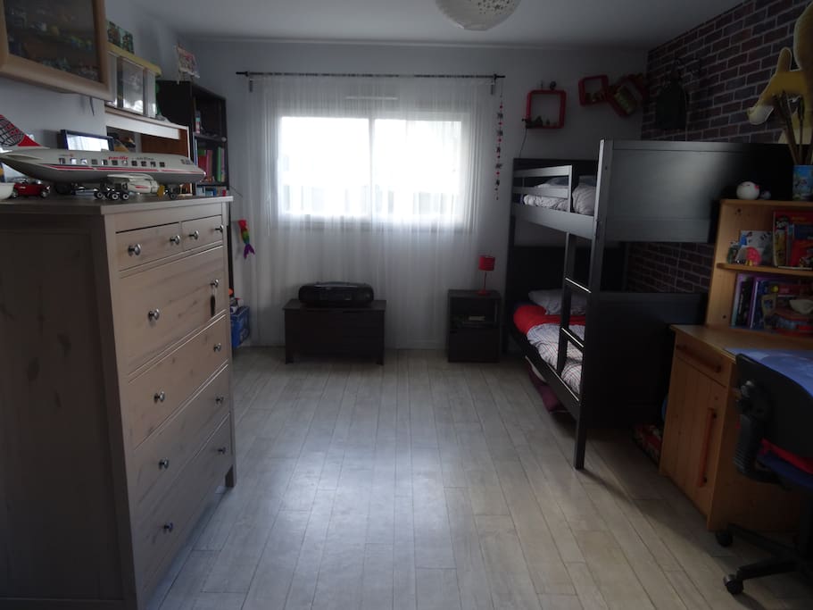 Grande chambre double avec salle de bain