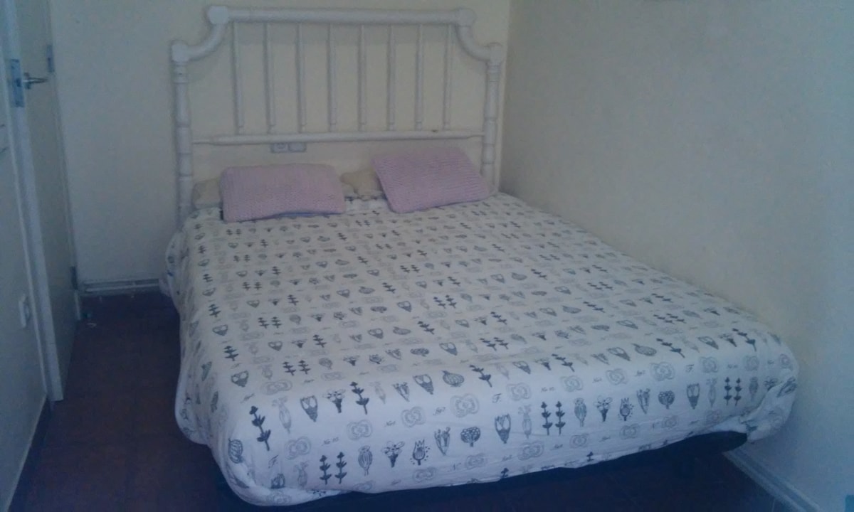 Në dhomën e dytë ka një dërrasë koke të krevatit të gjyshërve të mi.