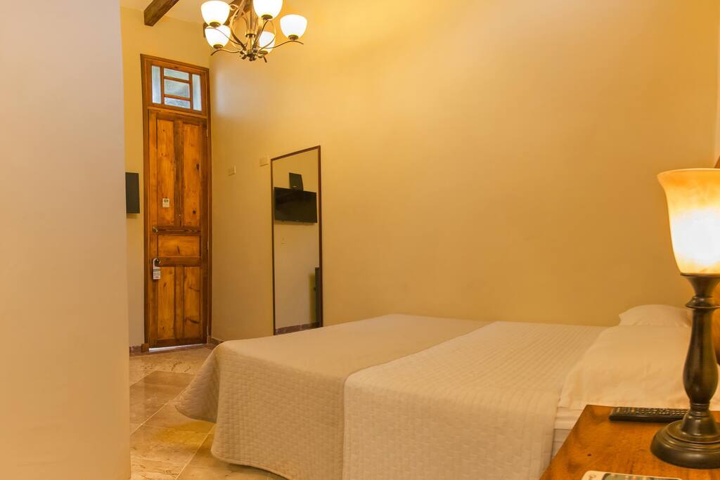 Una pequeña y acogedora habitación en el Vedado. Cuenta con aire acondicionado, TV, minibar, microwave, caja fuerte y baño privado.
