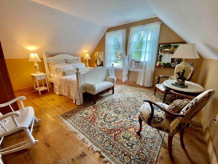 Sunčana spavaća soba na katu gleda na vrtove i travnjak ispod, s pogledom na verbalni bazen u močvarnom području. 