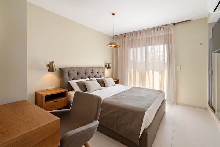 Double bedroom with en-suite bathroom.