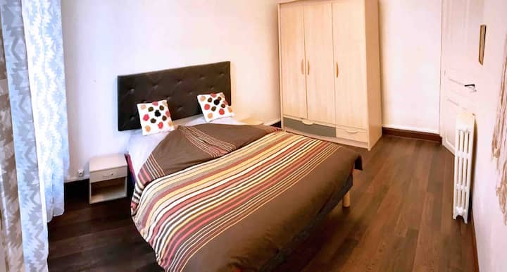 Спалня отдясно

Спалня с гардероб, двойно легло, 2 етажа, масичка за кафе, олекотена завивка, възглавници и чаршафи на разположение.